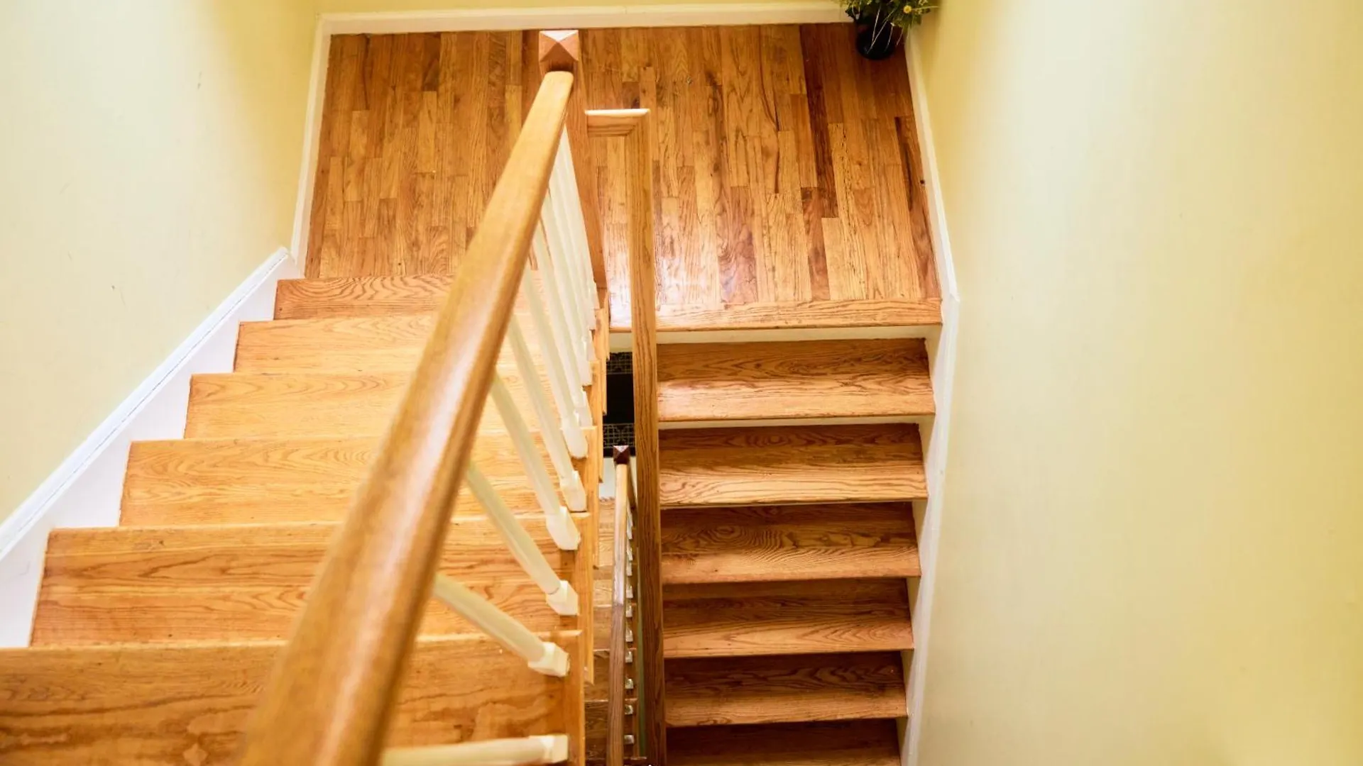 Apartment Newark Airport Oasis: Spacious 3-Bed Near EWR & NYC